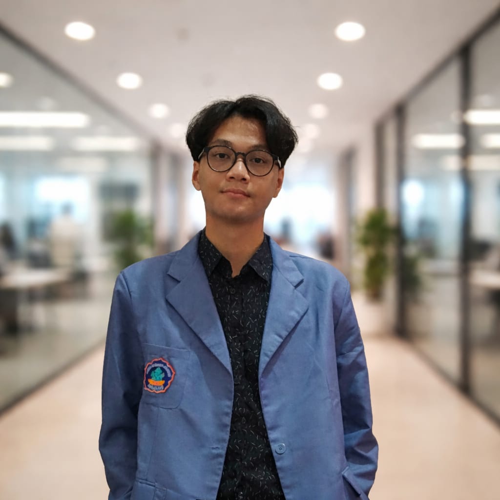 Foto orang yang memakai jas berwarna biru